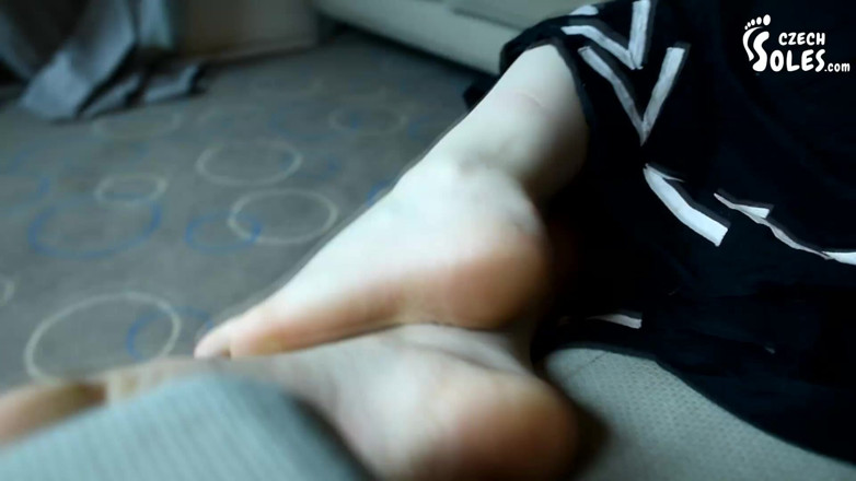 Czech Soles - foot fetish content: Flickvän som visar upp sina bara fötter och röda tingaglar