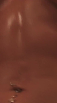 Las grandes tetas y el culo de Nikki durante una mamada