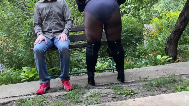 OurFetishLife: Madrasta madura se masturba ejaculando no parque
