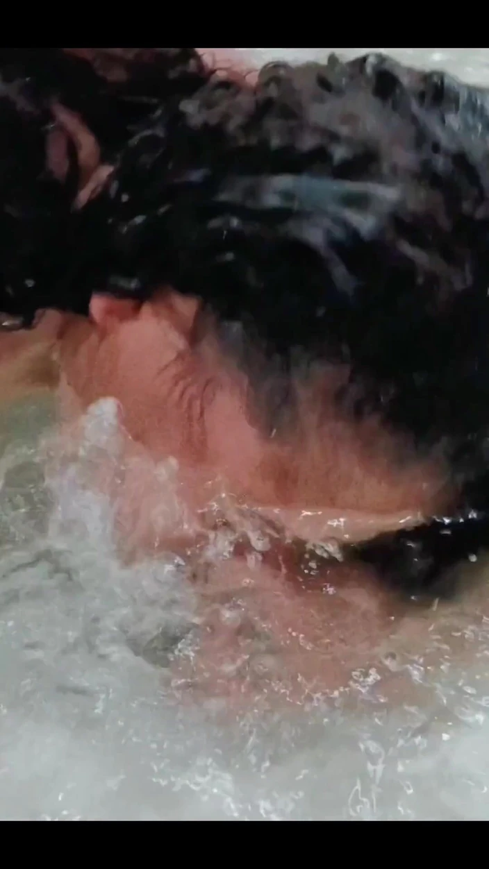 anabel693: Ana je šílená pod vodou, jsou slyšet velké zvuky