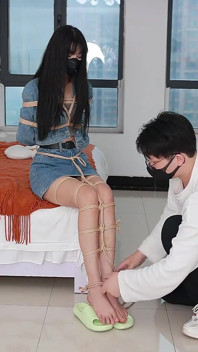 裸足の彼女のロープ拘束