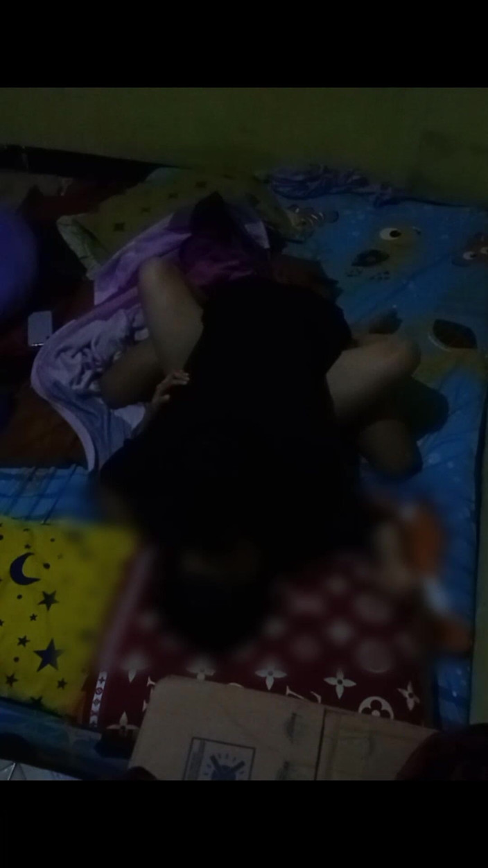 Famly sex: Genieten van haar maagdelijke poesje, maar ik bleef het doen