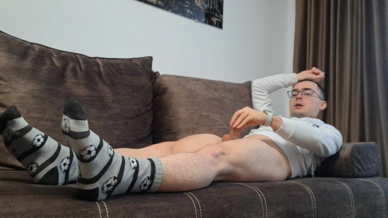 The college boy: 18-jarige college-nerd masturbeert na de les