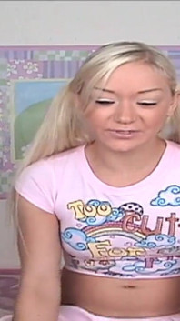 Schau zu, wie ich in meine teen-muschi penetriere und live masturbiere