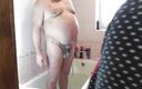 XXX platinum: 浴室でセクシーな裸の女性剃毛恥骨とボールStepdad