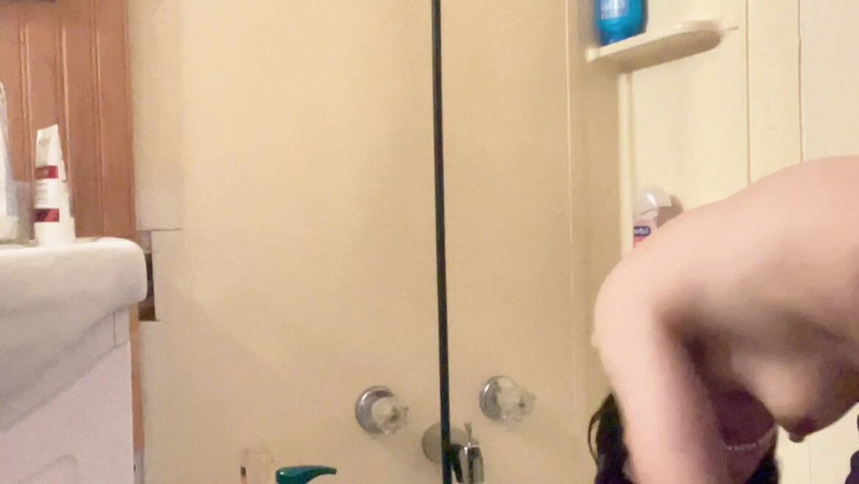 sweethanajapanese: Hana se lava el pelo en la bañera - teta pequeña...