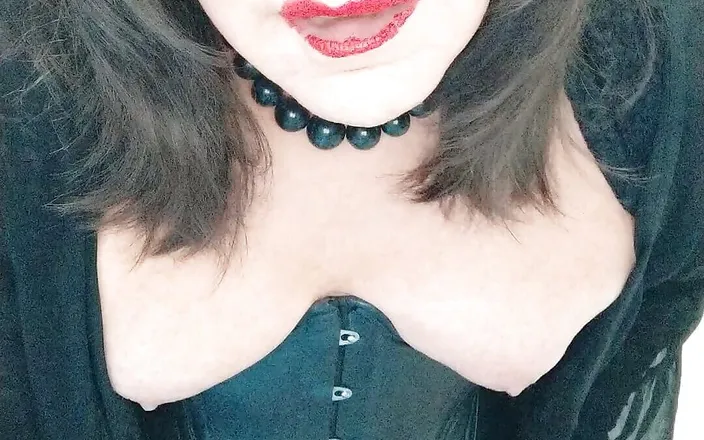 Emma Browne: Big Tits Shemale Cumming