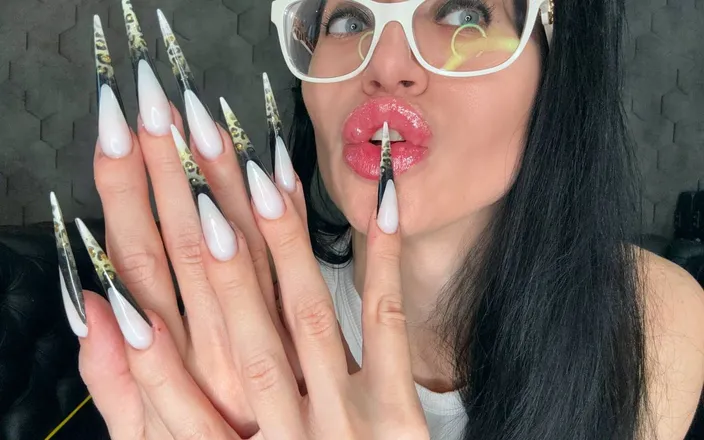 Julia domaina: 新的指甲形状更长，尖锐的高跟鞋，长手指吮吸，手掌宽，白色蕾丝内衣在我身上