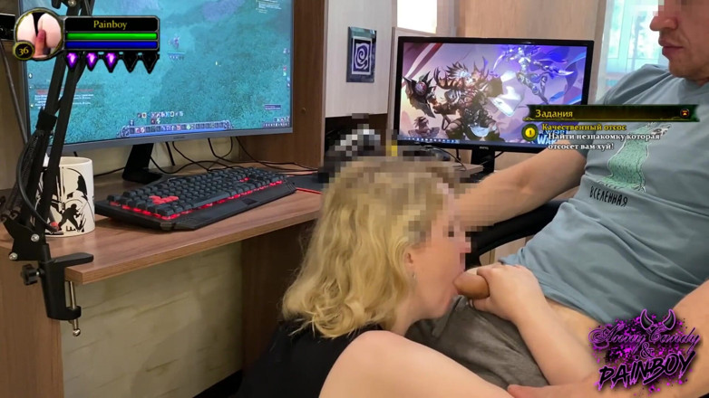 AnnyCandyPainboy: World of Warcraftのプレイ中に女の子がコックを吸った