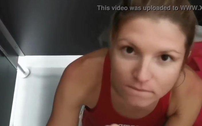 Gina Gerson: 厕所里的冒险性爱