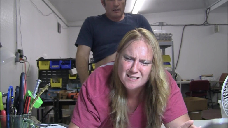 Vibra King Video: Jennifer wordt op het werk over een tafel geneukt
