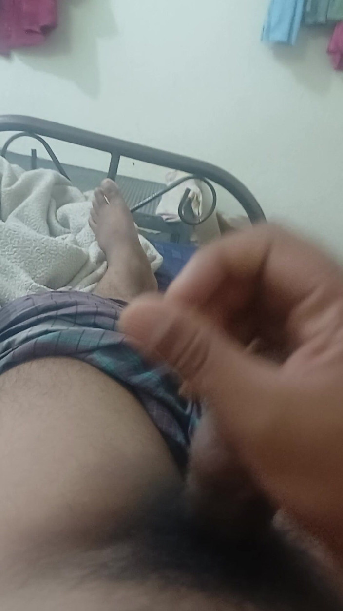 5Large: बांग्लादेसी लड़का अपने बेडरूम में मस्टरबेट करता है।
