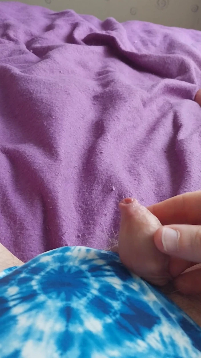 Cindy Belfast: Sissy Cums in Swimsuit