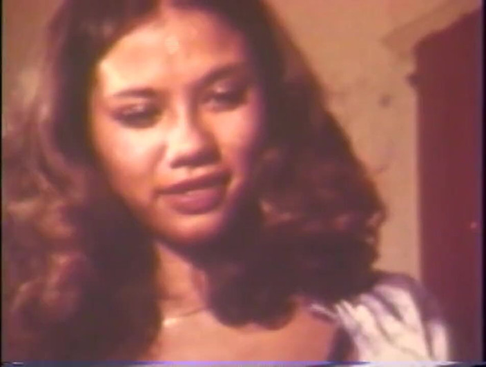 Vintage megastore: Chica inocente vintage se folla a un tipo mayor