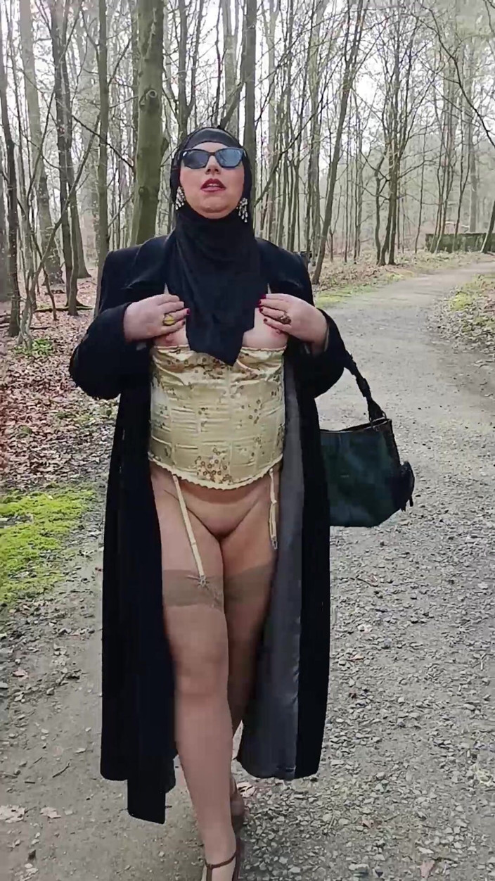 Mike Vonberg: मेरी मुस्लिम गर्लफ्रेंड बाहर पार्क में अपनी चूत दिखाती है।