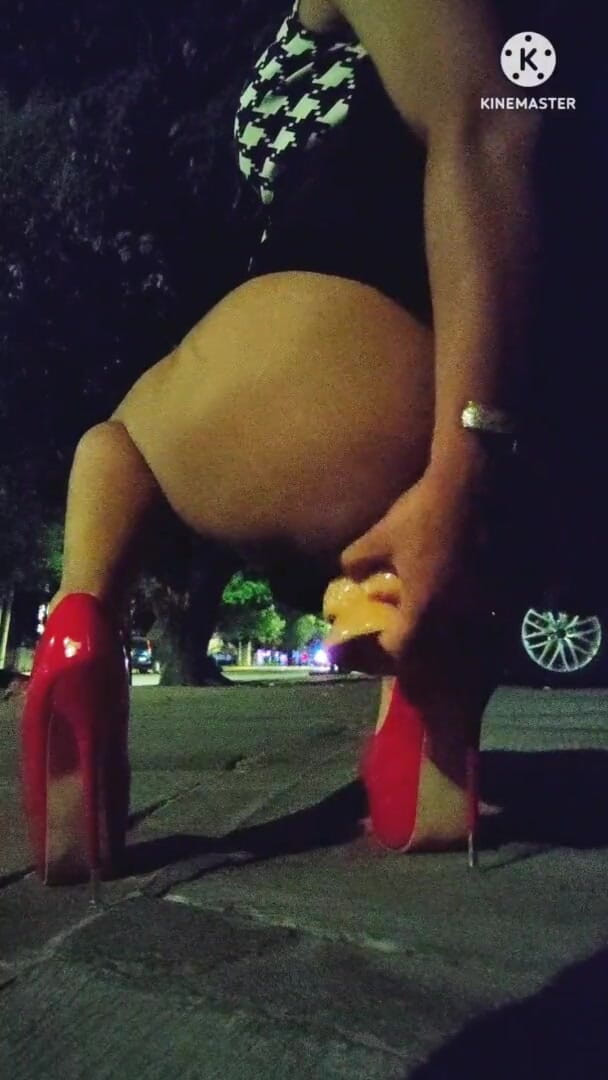 Traviezisha: Curvă efeminată care se masturbează în cur cu vibrator în aer liber în...