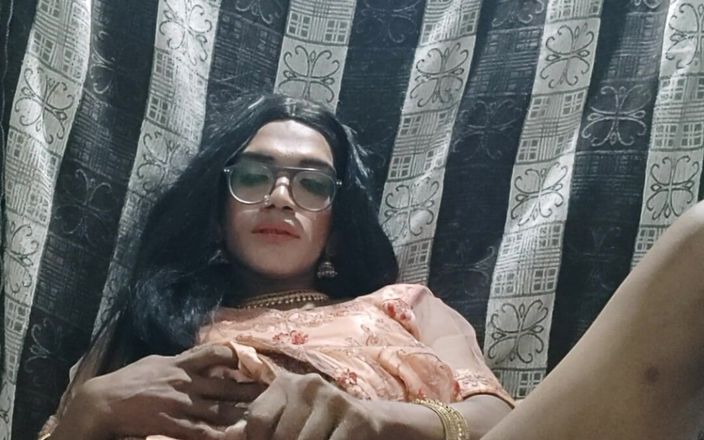 Keerthanakeerthi95: Дезі індійський транссексуал кінчає в традиційному леханга і їсть власну сперму