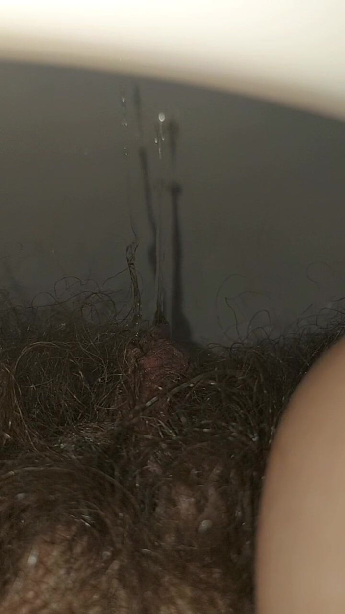 GinnaGg: Pissing Woman, Hairy Pussy Pissing