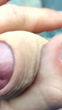 Close-up masturbando em jeans