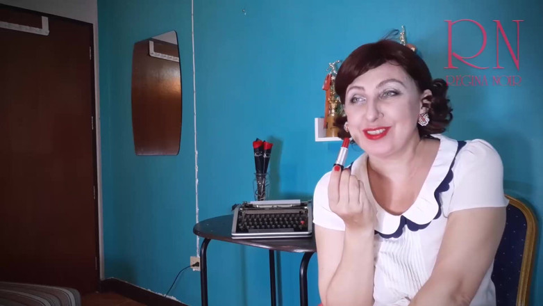 Regina Noir: Червона помада цілується, дражнить Регіна Нуар. Я збираюся покласти червону помаду тільки для вас