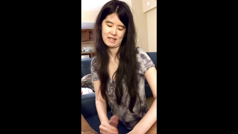 Gentleman Porno: La ragazza asiatica mostra il guardaroba e poi succhia il...