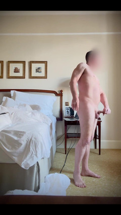 ScottyNaughty69: Acariciando en mi habitación de hotel con la ventana abierta!