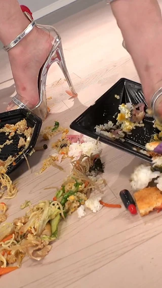 Japan Fetish Fusion: Food Crush Temptation: Akina’s Playful Delight Over Obento Treats