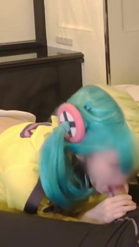 E-cup-model in cosplay ging verder dan iedereen verwachtte 1ste