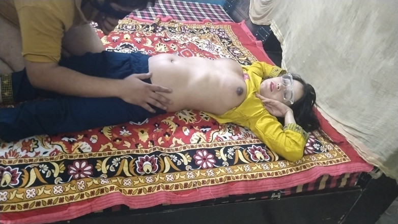 Indian Muslim Couple: 印度夫妇卧室幻想亲吻，拥抱和无休止的化学
