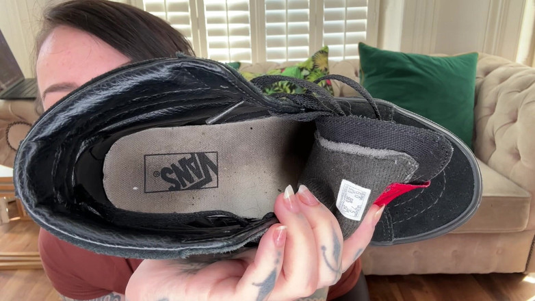 Miss Valentina: Погладьте мої кросівки