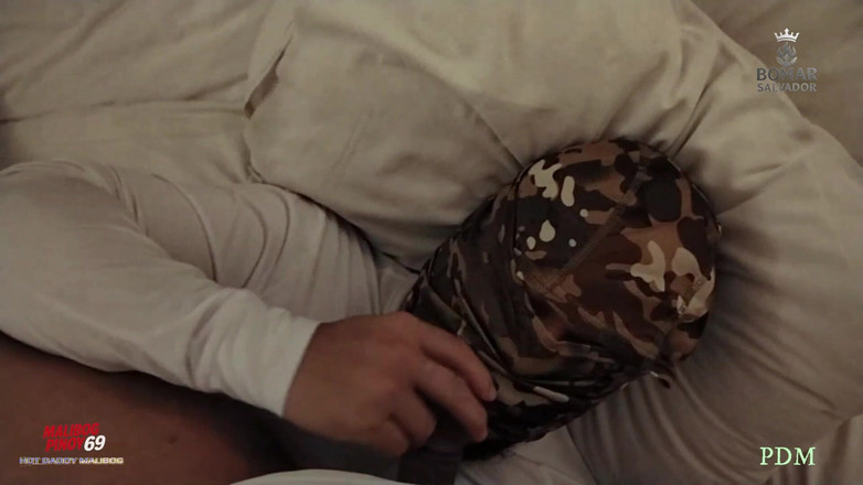 pinoy malibog: 欲求不満なパパの友達が一緒に閉じ込められる