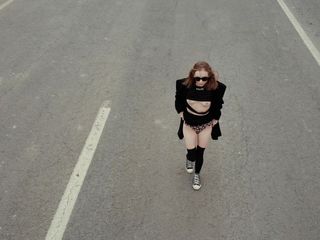 Dirty slut 666: Stoute Alice toont kont en tieten op het spoor