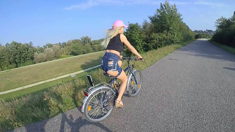 TV_Helena: Nudità pubblica mentre è in bicicletta !! La trans cavalca Non solo...