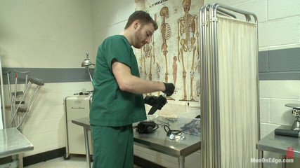 Men on Edge: Carter West este examinat medical și tachinat de doi perverți