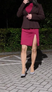 Il mio vestito rosso e i collant lucidi stanno per essere sborrati