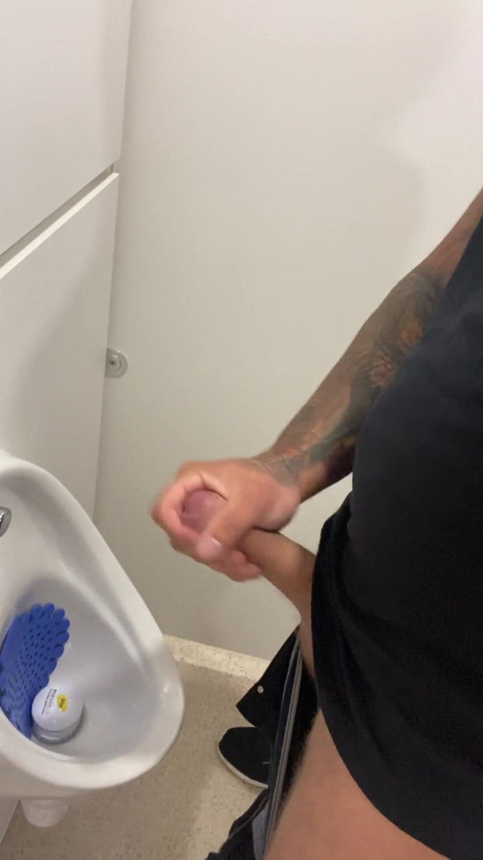 Andyleexxx: Banheiro mijando e masturbando