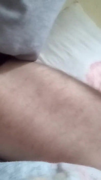 Chlapec s černou rukavicí protahuje svůj penis protézou, ale dává přednost gumové kundičce!