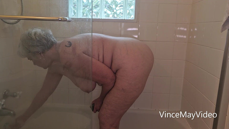VinceMayVideo: Tiempo de ducha con la gilf culona favorita de todos