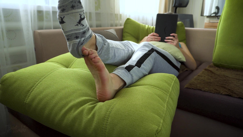 Teasecombo 4K: Chica caliente provocando sus pies sexy real amateur casero