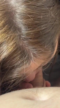 Lexi la cumpire ! Sucera le sperme de ta bite jusqu'à la dernière goutte ! Pipe en POV