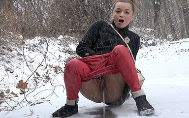 Puffy Network: Kouřící Dafne od Got2Pee, kde dívky přicházejí chcat