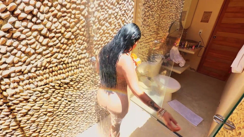 AlejandraPalacios: Condividiamo la doccia con una bellissima influencer sulle spiagge di...
