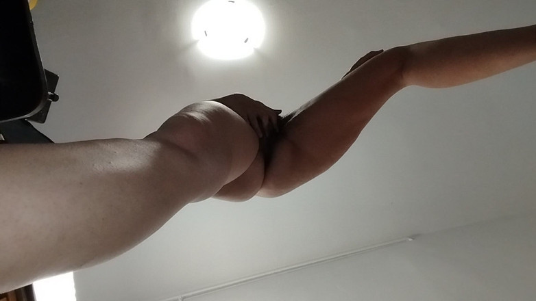 Amateur_MS: शौकिया पत्नी चरमसुख तक चूत में उंगलियों से हस्तमैथुन करती है।
