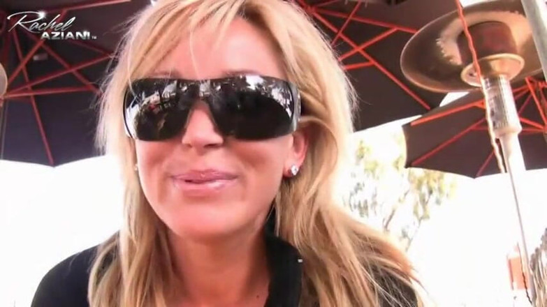 Aziani: Rachel se masturbe dehors