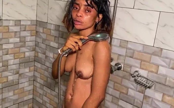 Castedraw girls: Garota negra falando depois do banho