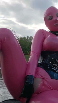 Cristal Kinky muñeca de goma rosa follada al aire libre en primer plano