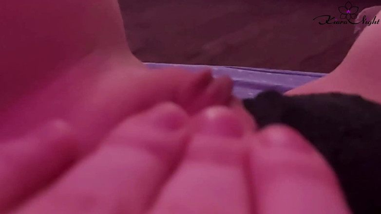 Kiara Night: Muschi und weiblicher orgasmus gefingert