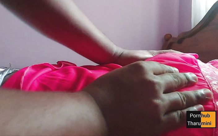 Chathu Studio: देसी भारतीय - प्रेमिका को चोदने से पहले प्राकृतिक स्तनों की मालिश