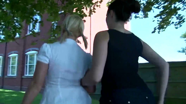 Lesbian Stories: Blond milf w kabaretkach dostaje pięści przez cycatą brunetkę