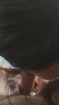 어린 이복 여동생은 빨리 빨고 수업을 빼먹고 싶어합니다.